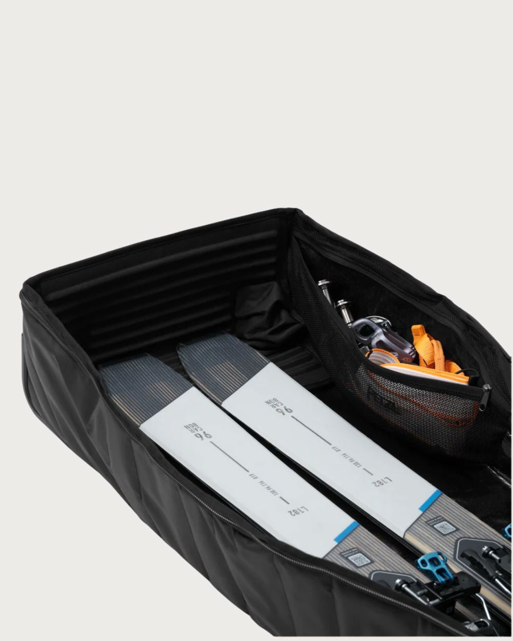 D_b_ Snow Roller Pro 127L - Blackout Luggage D_b_ 